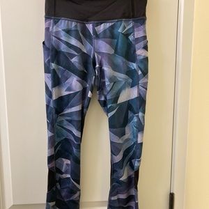 Lululemon cropped leggings w/mesh and side pockets